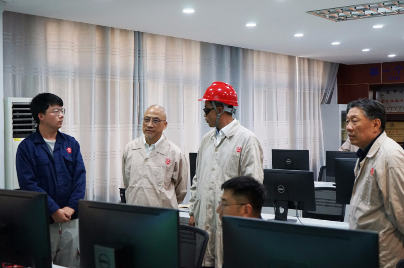 上海醫(yī)藥執(zhí)行董事、總裁左敏一行調(diào)研南通常佑藥業(yè)